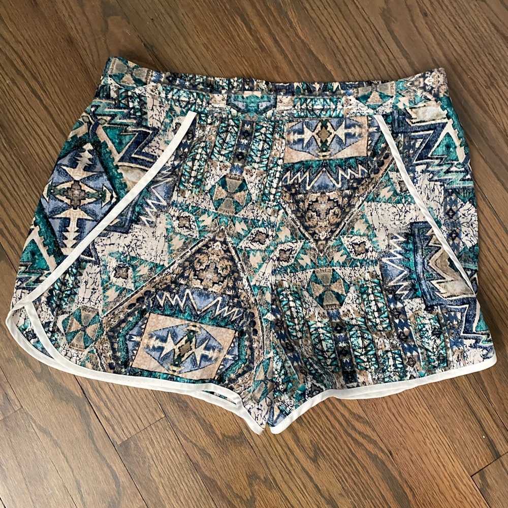 Women’s Forever 21 elastic waist pattern shorts